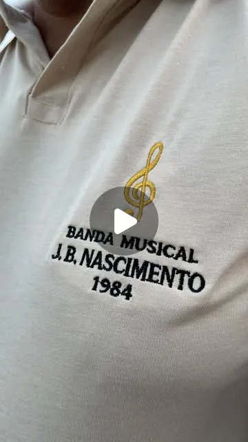 Músico da banda JB Nascimento tocando clarinete.